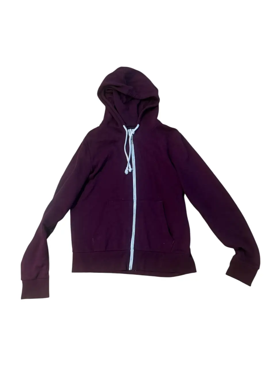Buzo con cierre de color bordo, con capucha y bolsillos delanteros. Ideal para un look casual y cómodo. 