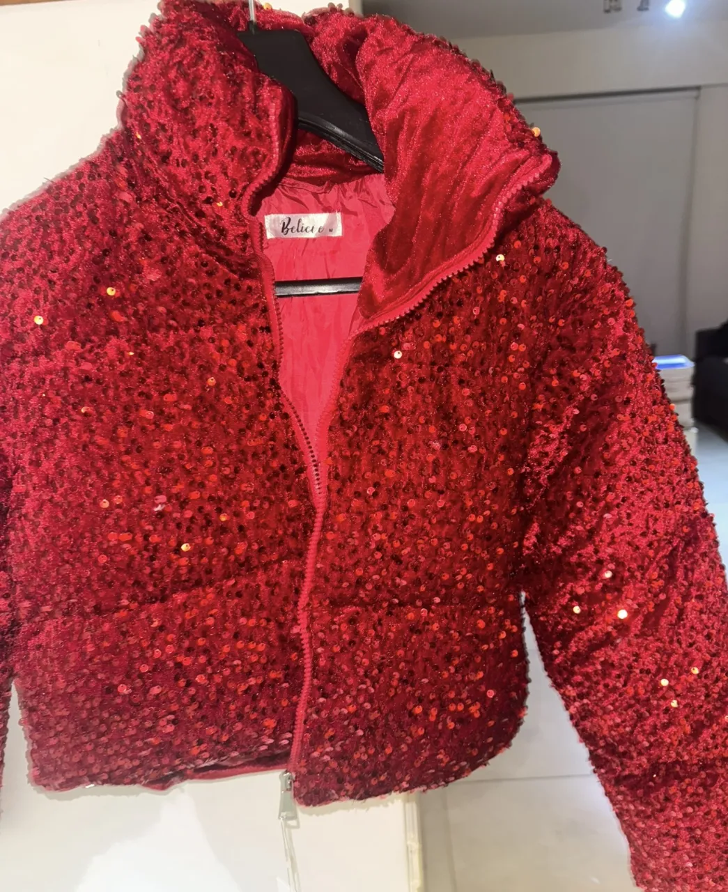 Campera roja con lentejuelas, ideal para fiesta. Abriga y es super canchera.