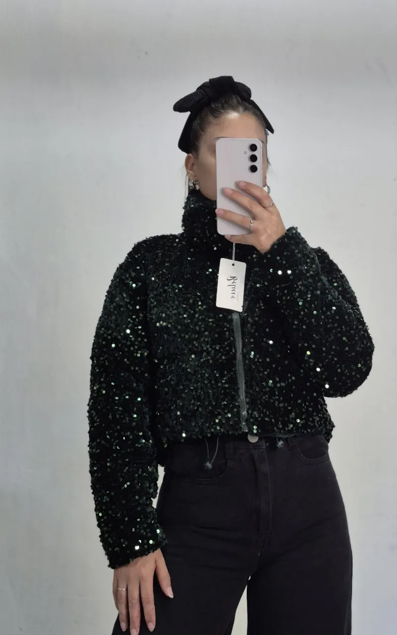 Campera de mujer con lentejuelas en color verde oscuro. Ideal para fiestas y eventos especiales. Posee cierre frontal y cuello alto.