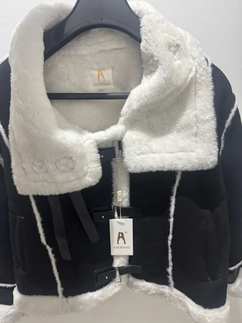 Campera de abrigo para mujer, estilo aviador, con detalles en blanco y negro. Ideal para el invierno, con un diseño moderno y abrigado.
