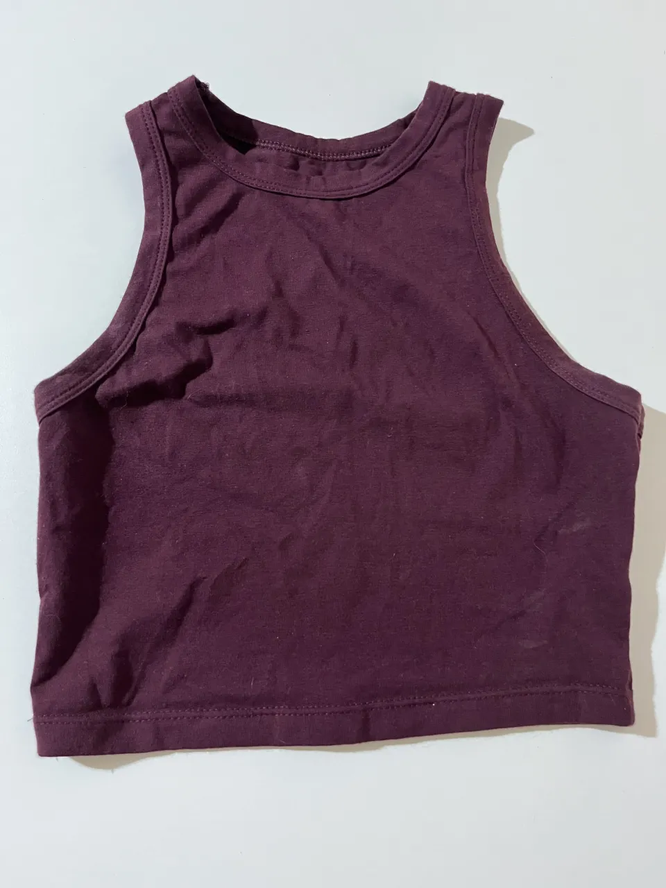 Musculosa crop top de algodón en color bordo. 100% algodón. PRENDA NUEVA, CERO USOS.