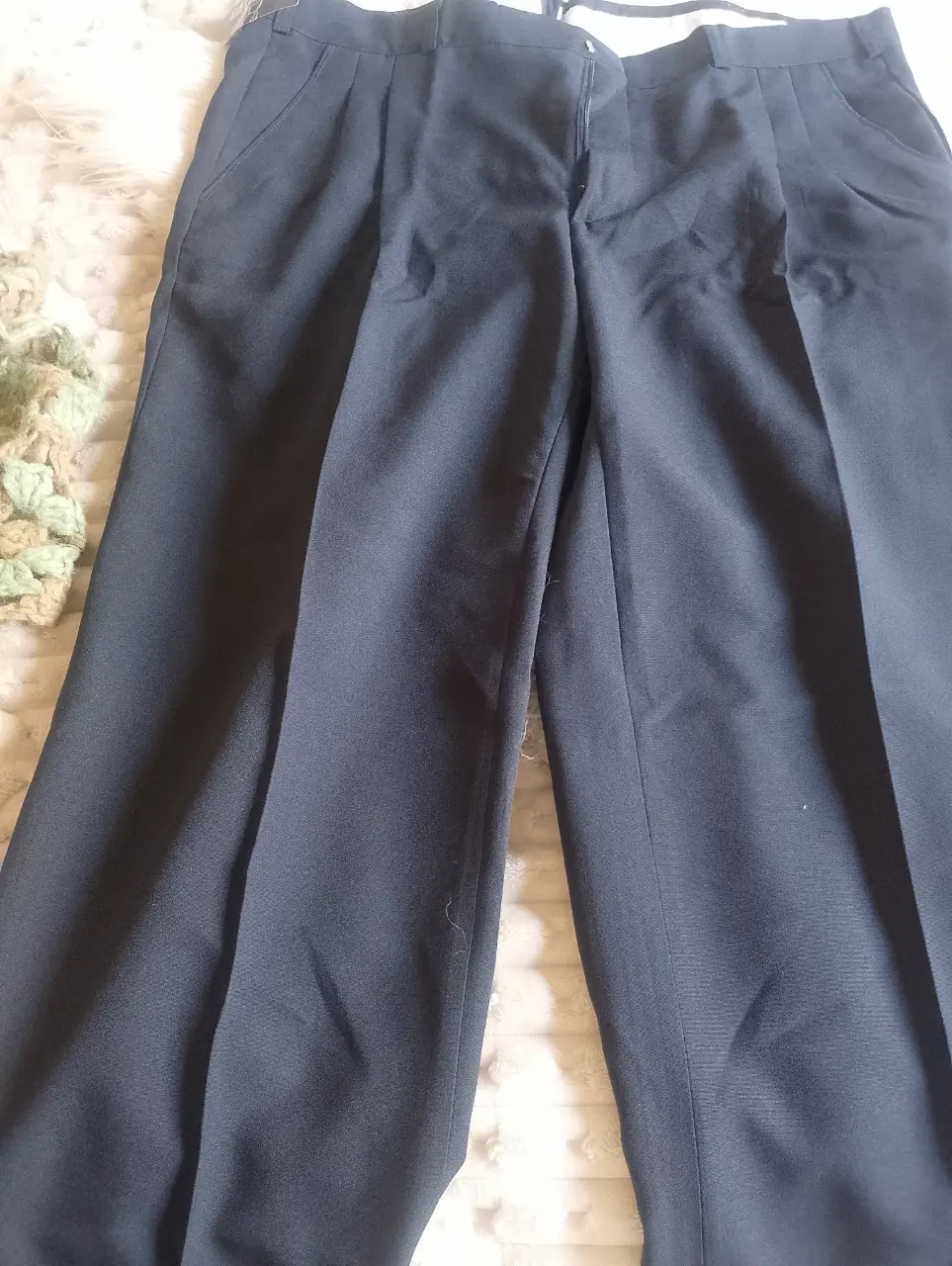 Pantalón de vestir azul marino, con pinzas y bolsillos. Ideal para un look formal o de trabajo. Talle 52.
