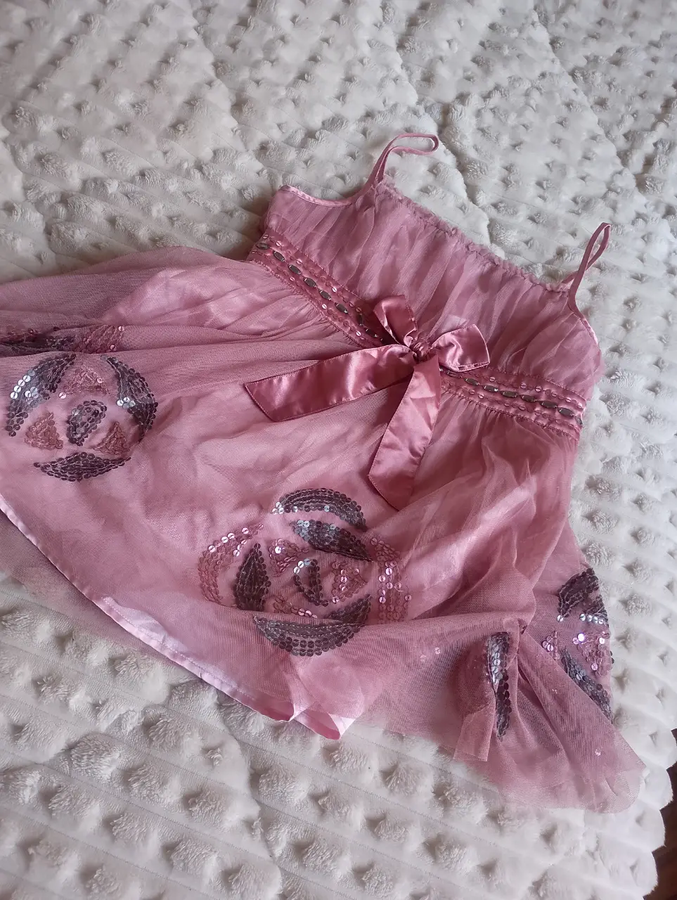 Blusa mini rosa con detalles de lentejuelas plateadas y moño. Ideal para fiestas y eventos especiales. Marca Next.