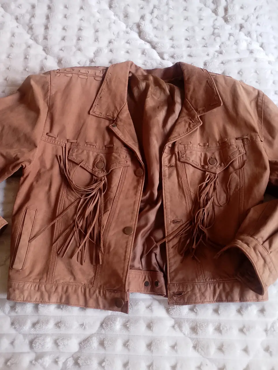 Campera estilo biker de gamuza marrón con flecos en el frente. Ideal para un look boho y retro.
