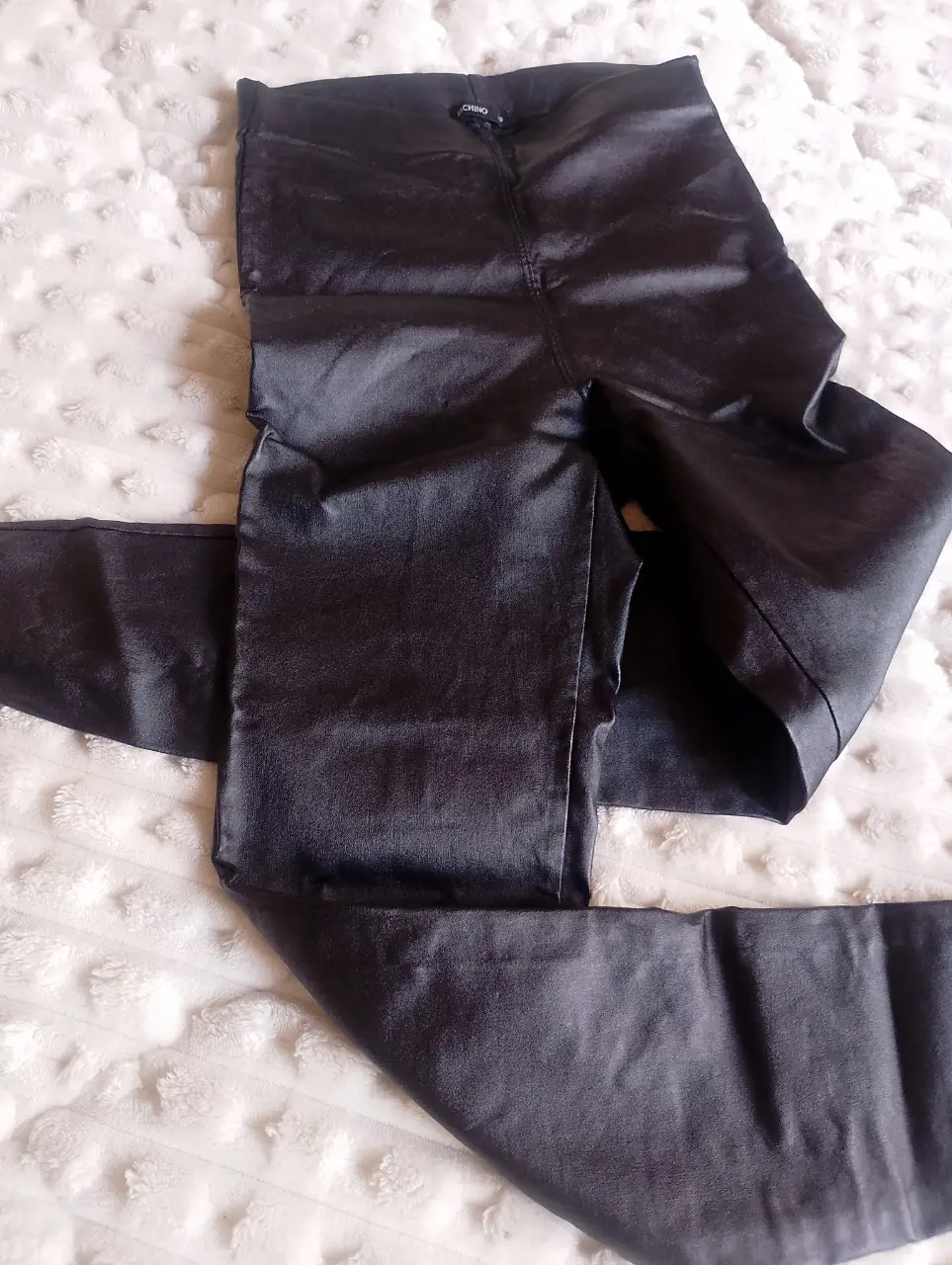 Pantalón sastrero de cuero sintético negro, ideal para un look elegante y moderno. Perfecto para salidas o eventos especiales.