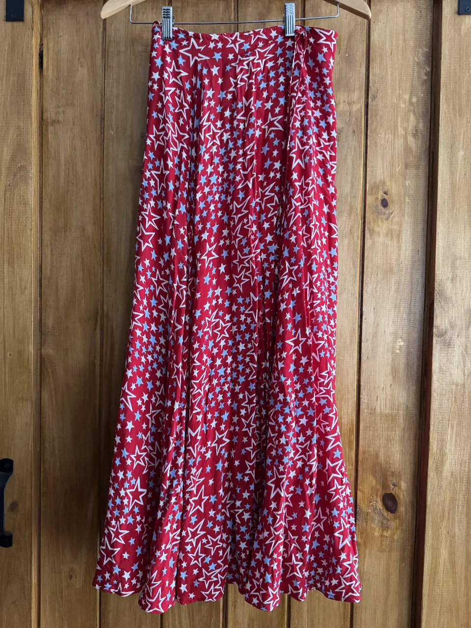 Pollera larga roja con estampado de estrellas blancas y celestes. Ideal para un look fresco y canchero. falda cruzada
