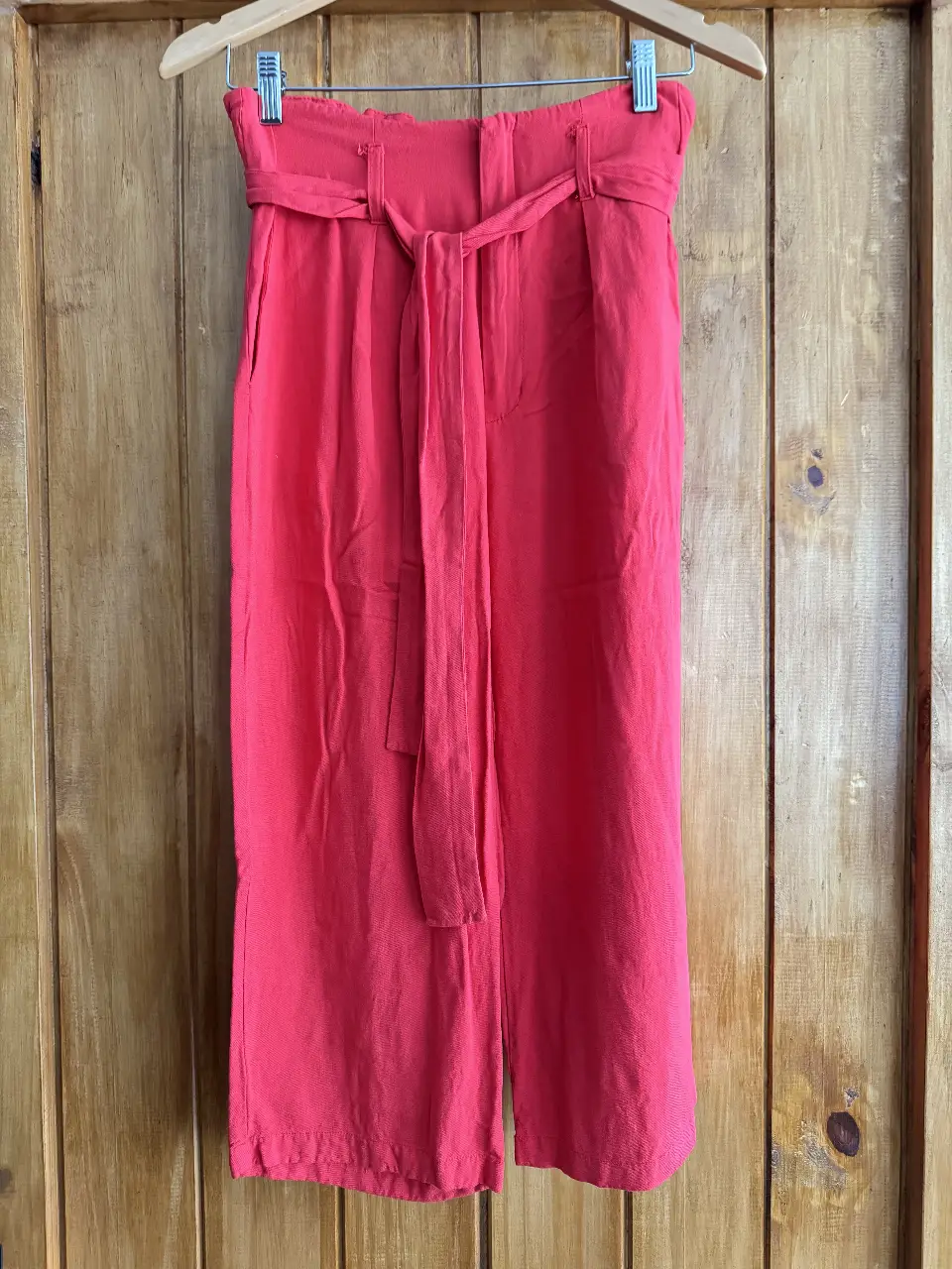 Pantalón suelto de mujer, color rojo, con cinturón para ajustar en la cintura. Ideal para un look casual y cómodo. pantalon por sobre los tobillos