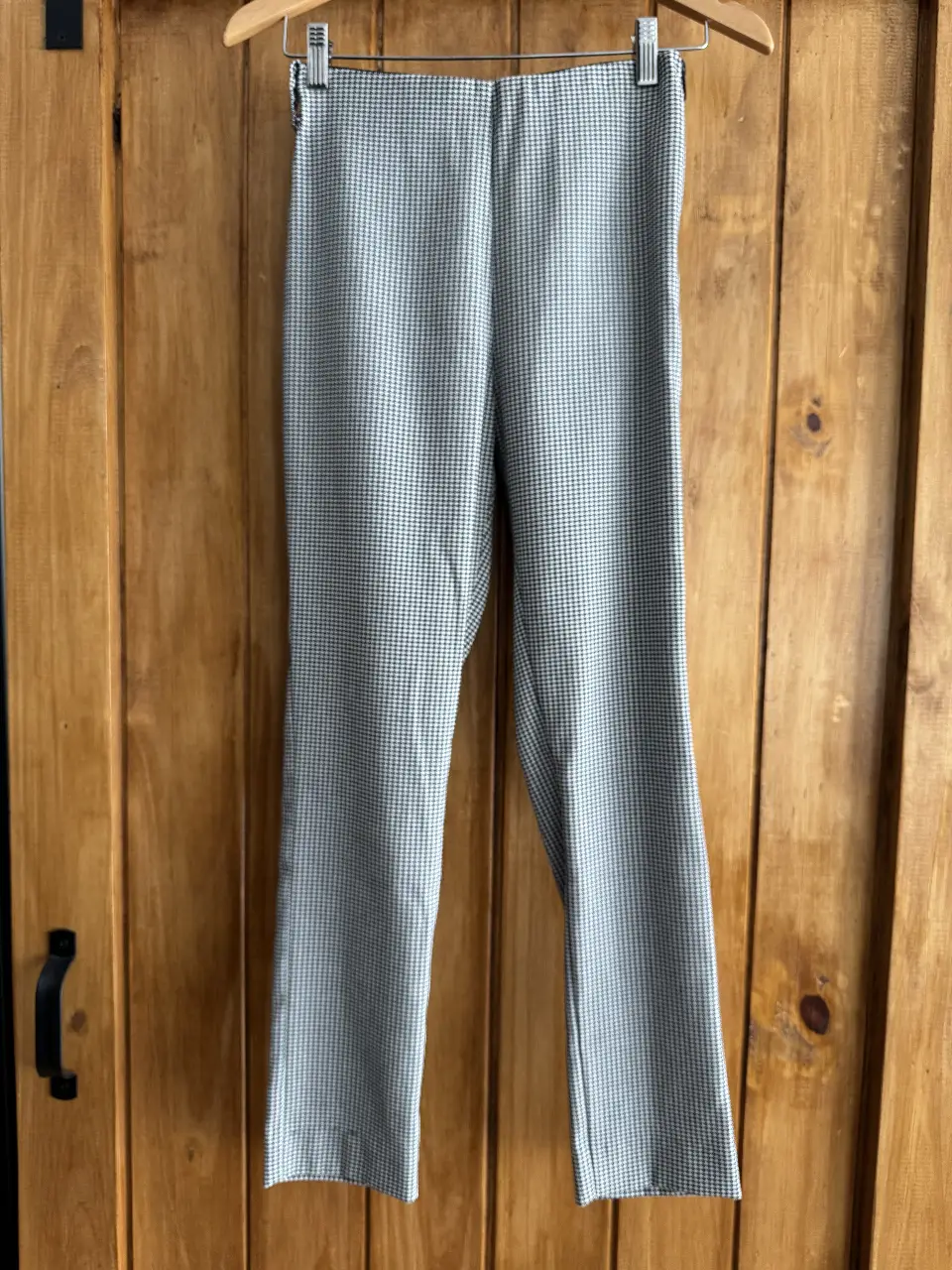 Pantalón sastrero de mujer, con estampado de pata de gallo en blanco y negro. Corte recto y tiro alto con elastano. Ideal para un look elegante y sofisticado.