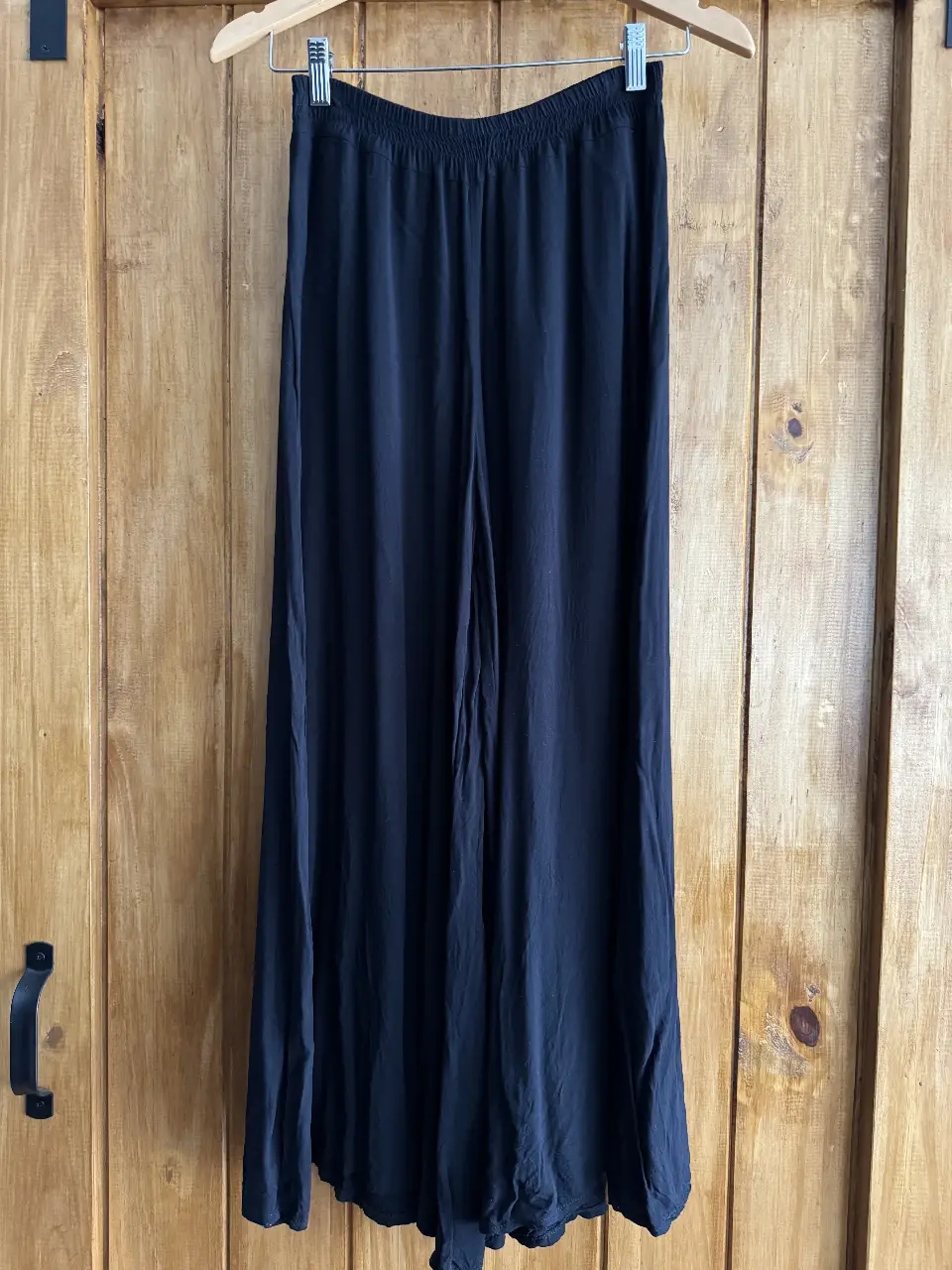 Pantalón suelto de mujer, negro, ideal para un look cómodo y elegante. Perfecto para combinar con diferentes tops y calzado.