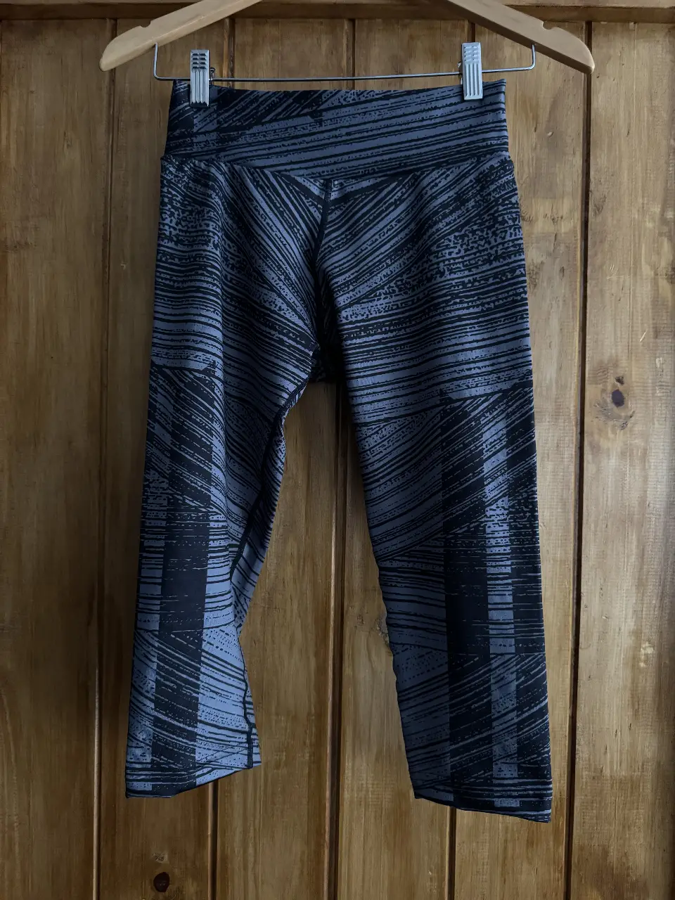 Calza deportiva capri para mujer, con diseño estampado en tonos grises y negros. Ideal para actividades físicas.