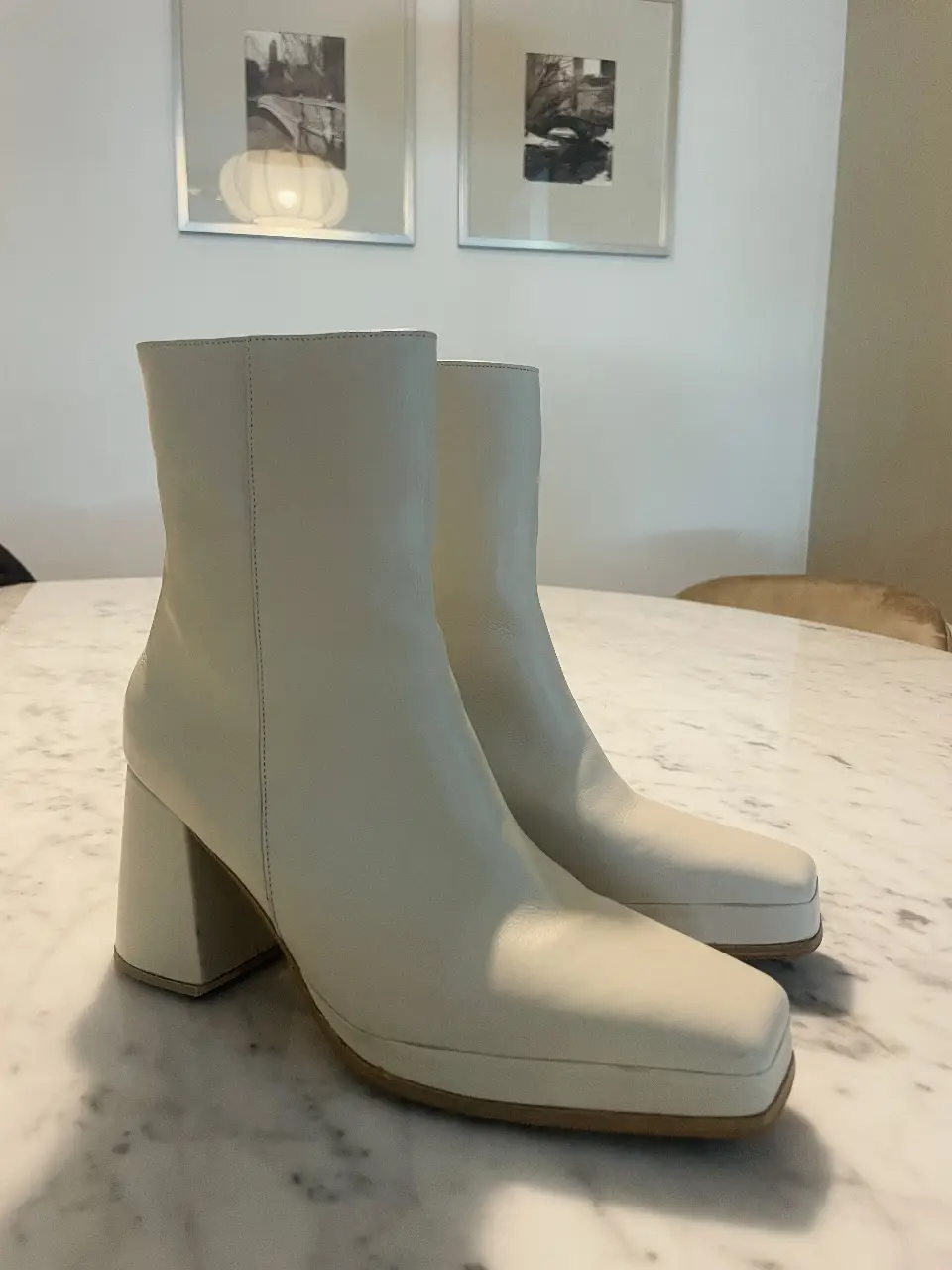 Botas nuevas de cuero color natural con taco cuadrado de 8 cm de altura. Marca Rakhi. No tienen uso, punta cuadrada. largo total 25 cm