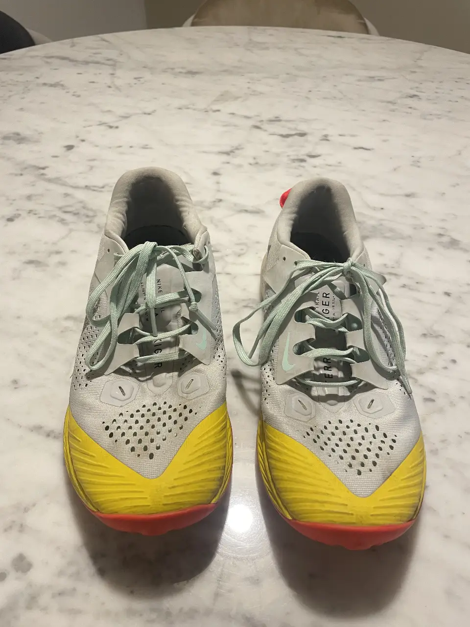 Zapatillas Nike Trail Running para hombre, blancas con detalles en amarillo y rojo. Ideales para correr en terrenos variados. Talle us 10.5 miden 28.5 cm 