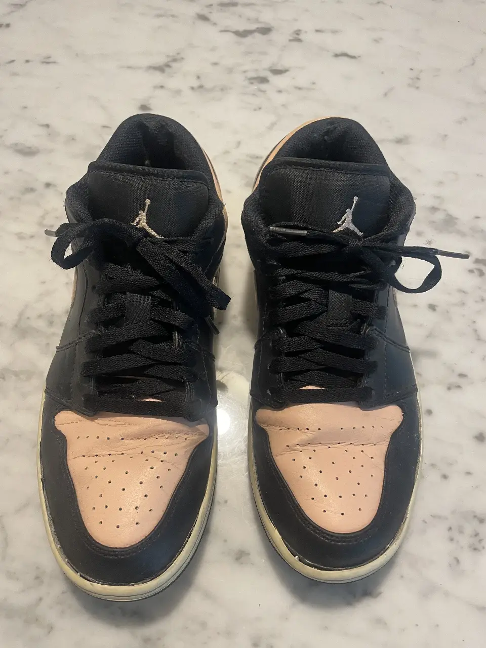 Zapatillas Air Jordan 1 Low, color negro y rosa, ideales para un look casual y urbano. Diseño icónico y cómodo para el día a día. Talle 44.5 eur- 10.5 us - miden 28.5 cm 