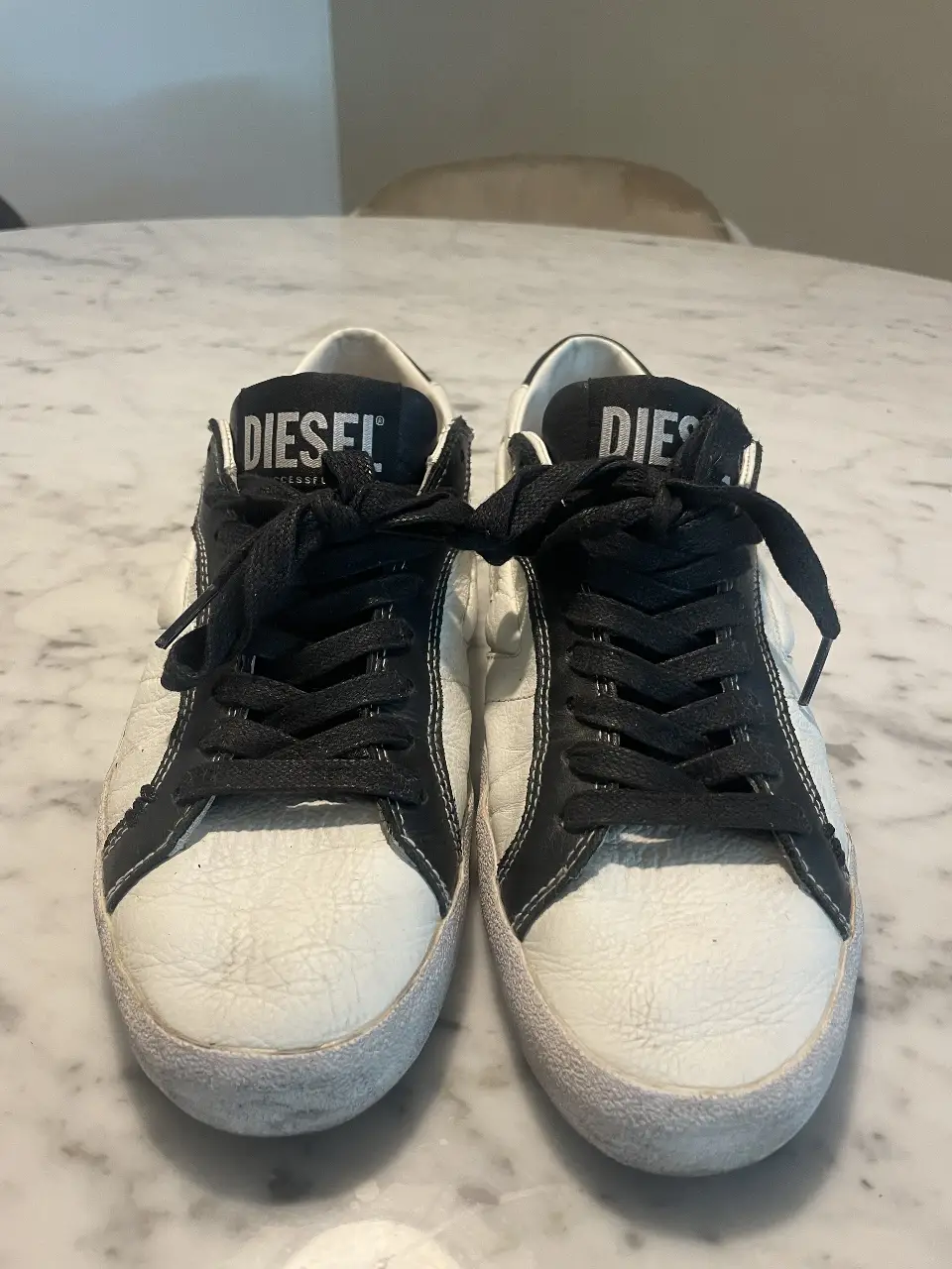 Zapatillas Diesel blancas y negras. Talle 43 eur. Diseño clásico y cómodo, ideales para un look casual y urbano. Con el logo de la marca en la lengüeta y el lateral. Están nuevas, solo 2 puestas. 