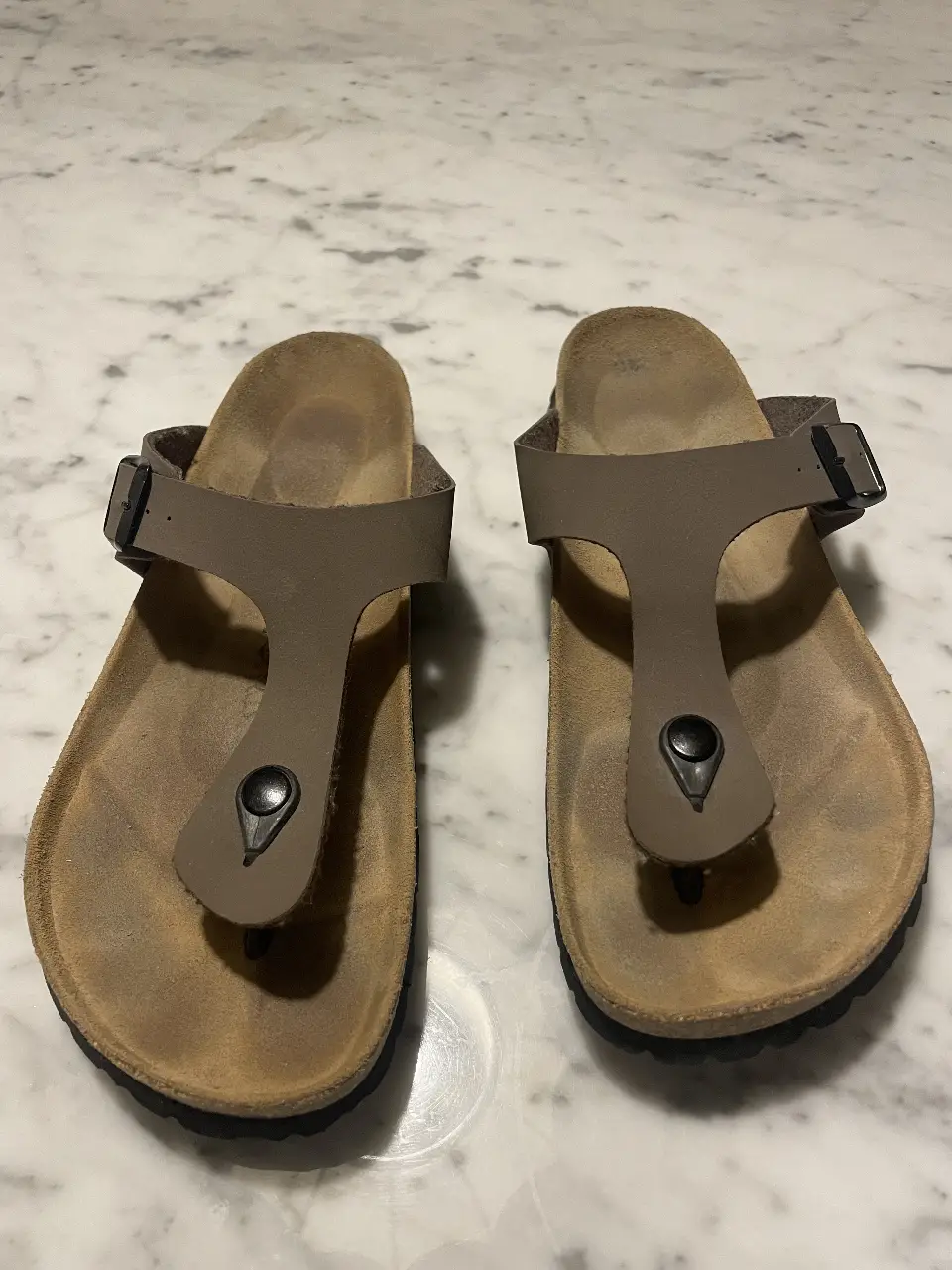 Sandalias estilo Birken marca Bayton de cuero marrón con hebilla ajustable. Ideales para un look casual y cómodo. Son talle 43. Están como nuevas sin uso! 
