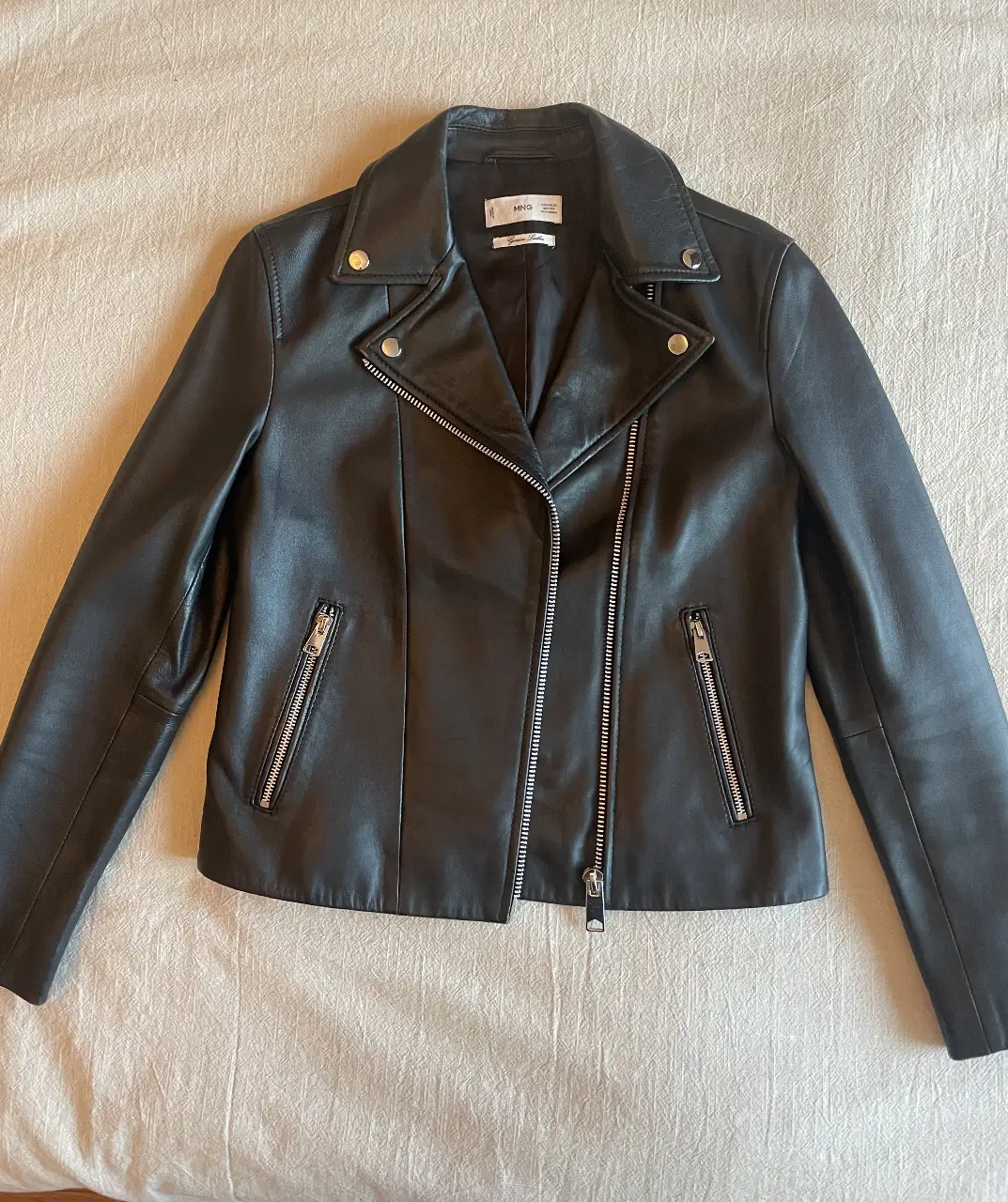 Campera de CUERO estilo biker de MANGO. La etiqueta dice XS pero va también para S. Medida sisa a sisa de 45 cm. Medida largo total 56 cm. Esta casi sin uso, impecable! Tiene corte entallado que realza la figura. Ideal para un look rockero y moderno.
