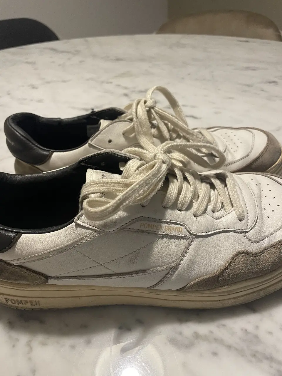 Zapatillas Pompeii Brand (marca española) blancas con detalles en gris y negro. Ideales para un look casual y cómodo. Son talle 44 eur / miden 28.63 cm 
