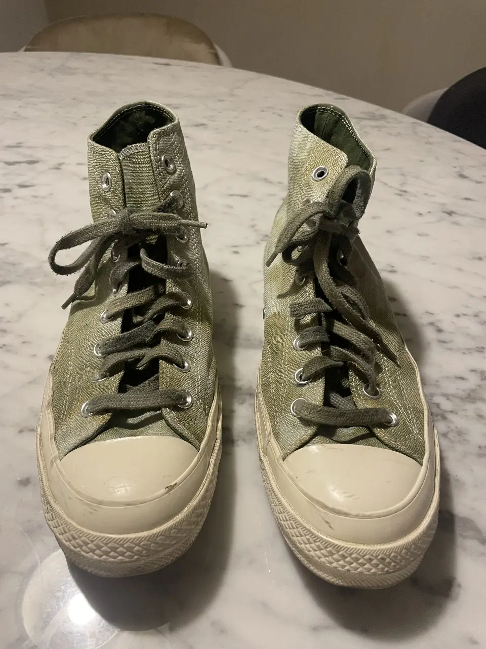 Zapatillas Converse All Star de lona verde militar, caña alta, con cordones y suela de goma. Un clásico atemporal para un look casual y canchero. Son talle eur 44/ us 10 / mide 28.5 cm 