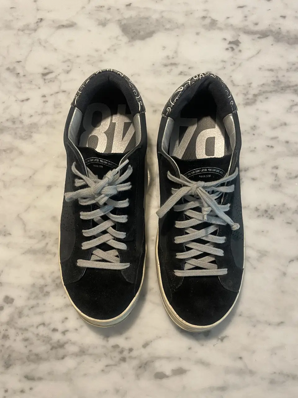 Zapatillas marca  italiana P448 negras de gamuza y cuero, con cordones grises. Talle 43 europeo. Miden 28.5 cm. 