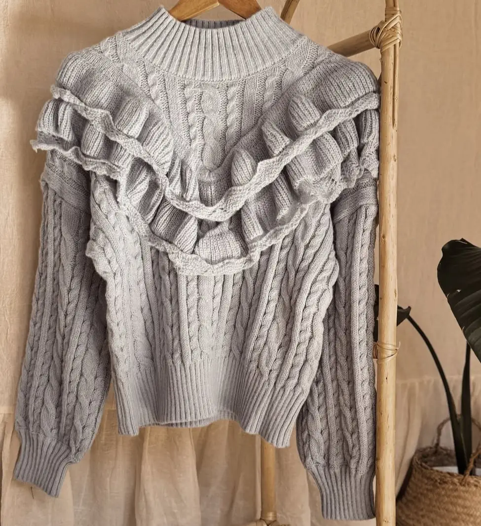 Sweater importado nuevo, cuello media polera abrigado, diseño de ochos con detalle de volados. Talle único va para S y M. 