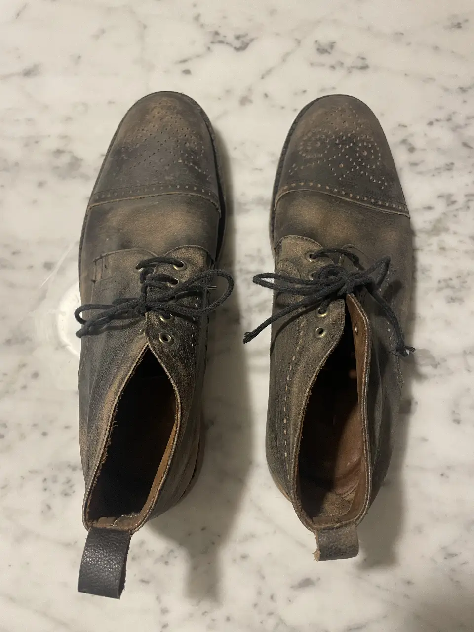 zapatos de cuero gastado marrón con cordones, talle 43. Miden 28.5 cm. Marca Dorian (Argentina)