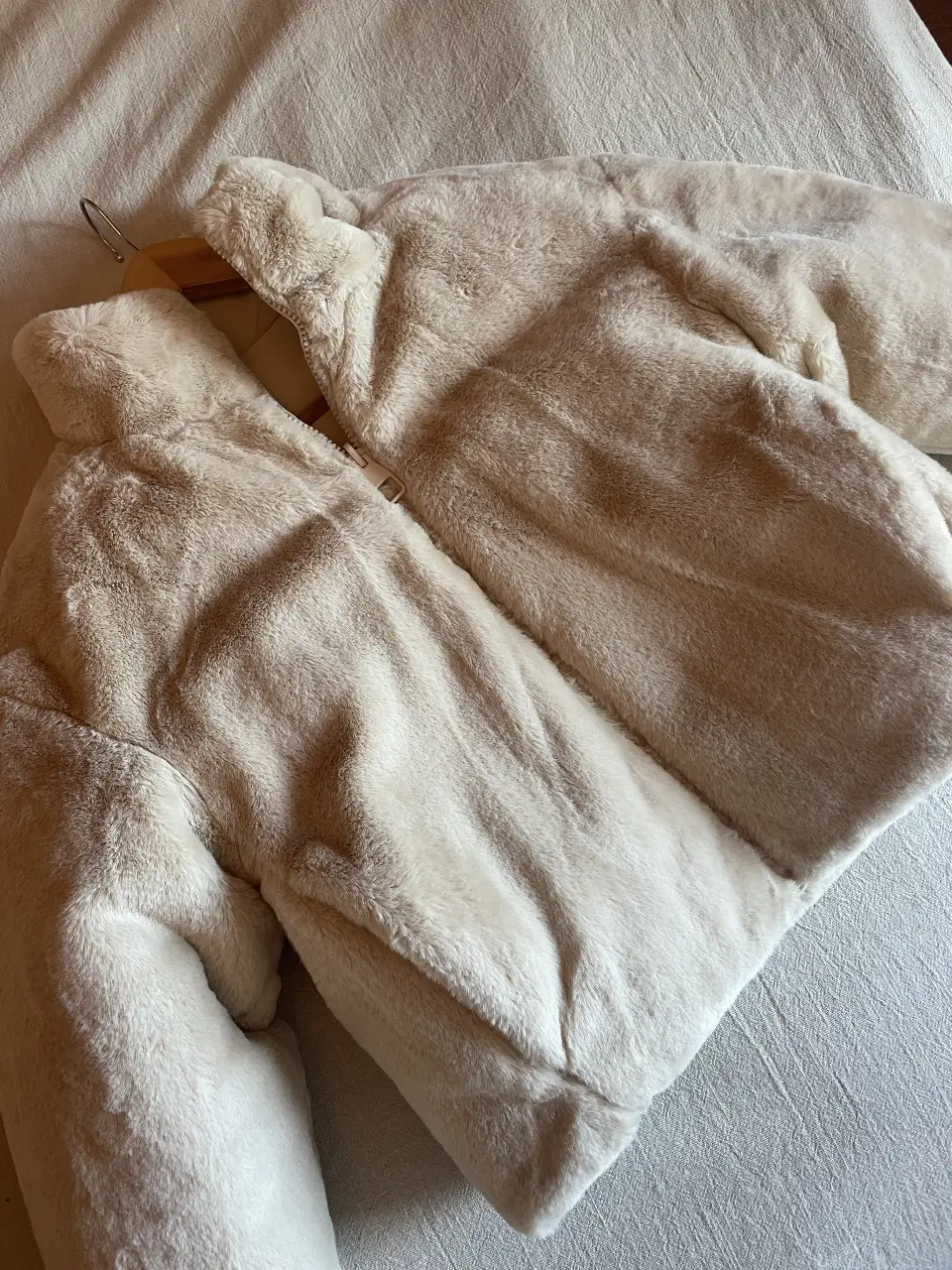 Campera NUEVA importada puffer, REVERSIBLE de piel  suave y abrigada. Posee cierre y cuello alto. Talle s, medida sisa a sisa: 46 cm, largo total desde el hombro a la cintura 50 cm. Es muy abrigada. 