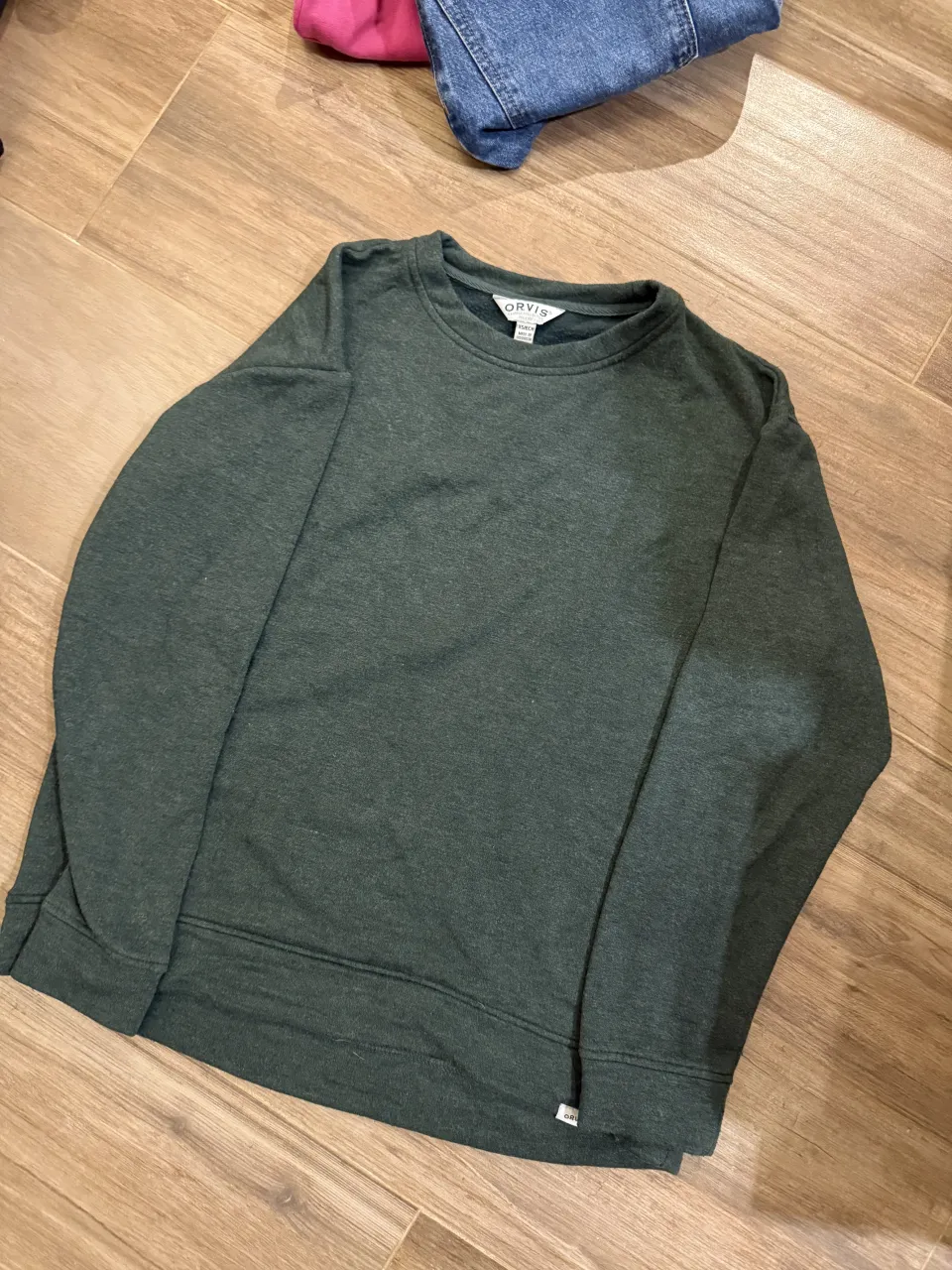 Buzo de manga larga con cuello redondo. Color verde oscuro. De indonesia, súper suave. Soy M y me entra súper bien