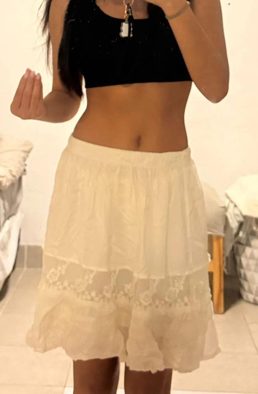 Pollera  blanca con volados y detalles de encaje floral.