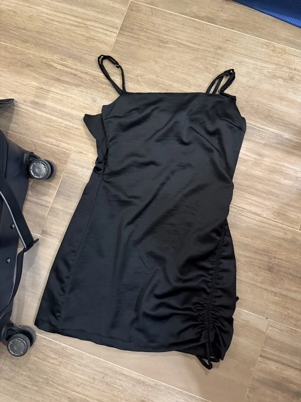 Vestido negro con tiras finas y escote cuadrado. Posee fruncido lateral con ajuste. S/M