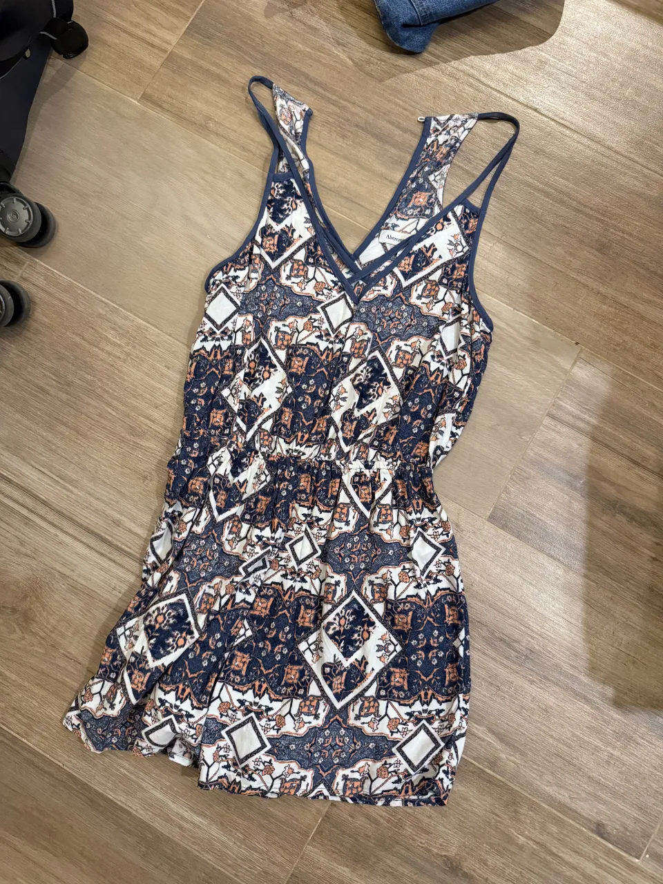 Mono corto estampado con breteles finos y escote en V. Posee elástico en la cintura.