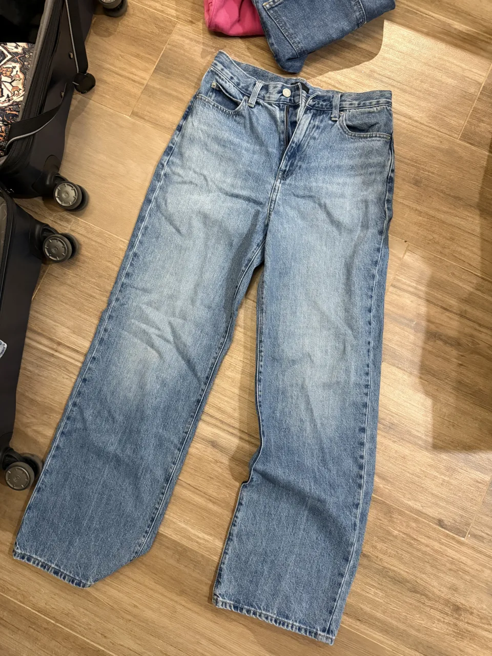 Jeans de algodón de lavado claro. Cierre y botón.