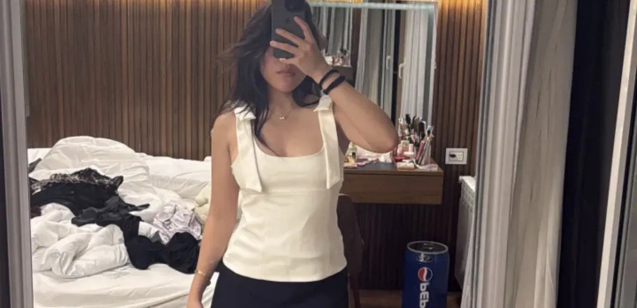 Top blanco con tiras en los hombros y escote cuadrado.