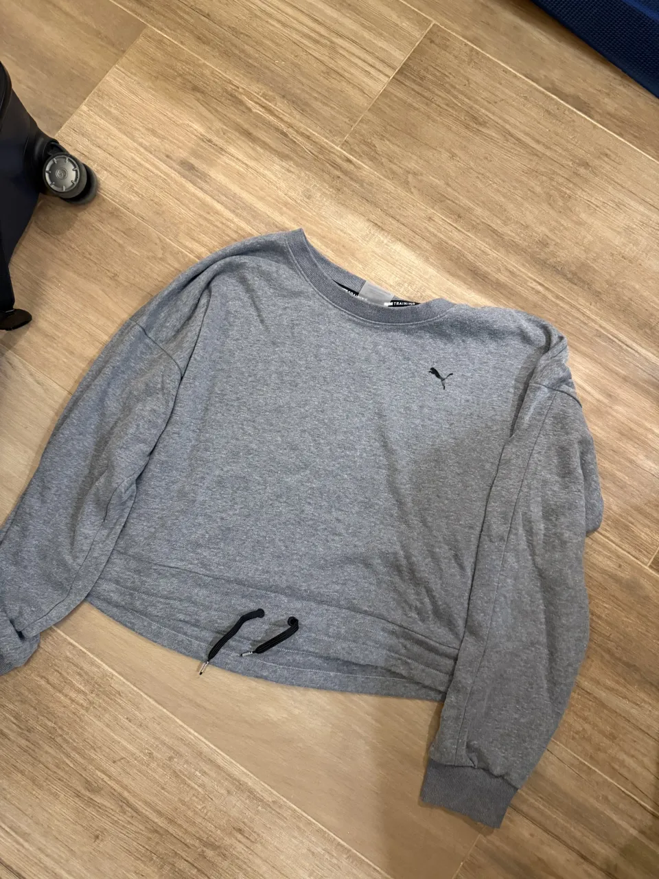 Buzo gris de Puma con cordón en la cintura. 