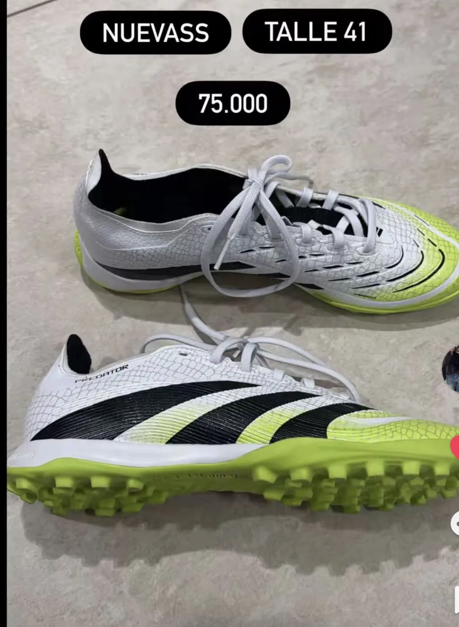 Zapatillas deportivas blancas con detalles en negro y verde lima. Cierre de cordones.