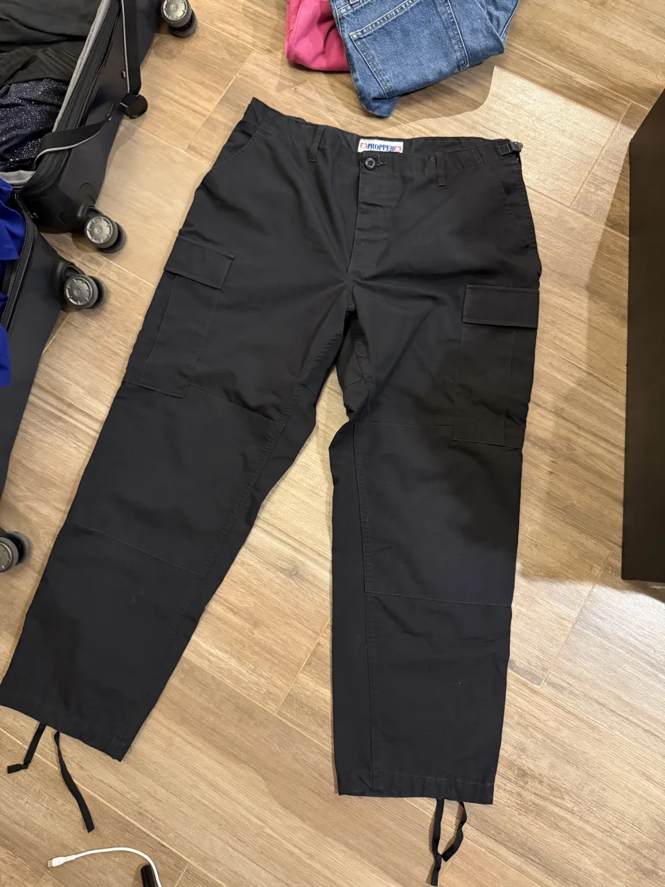 Pantalón cargo negro con bolsillos laterales y ajuste en los tobillos. SUPER BAGGY arriba