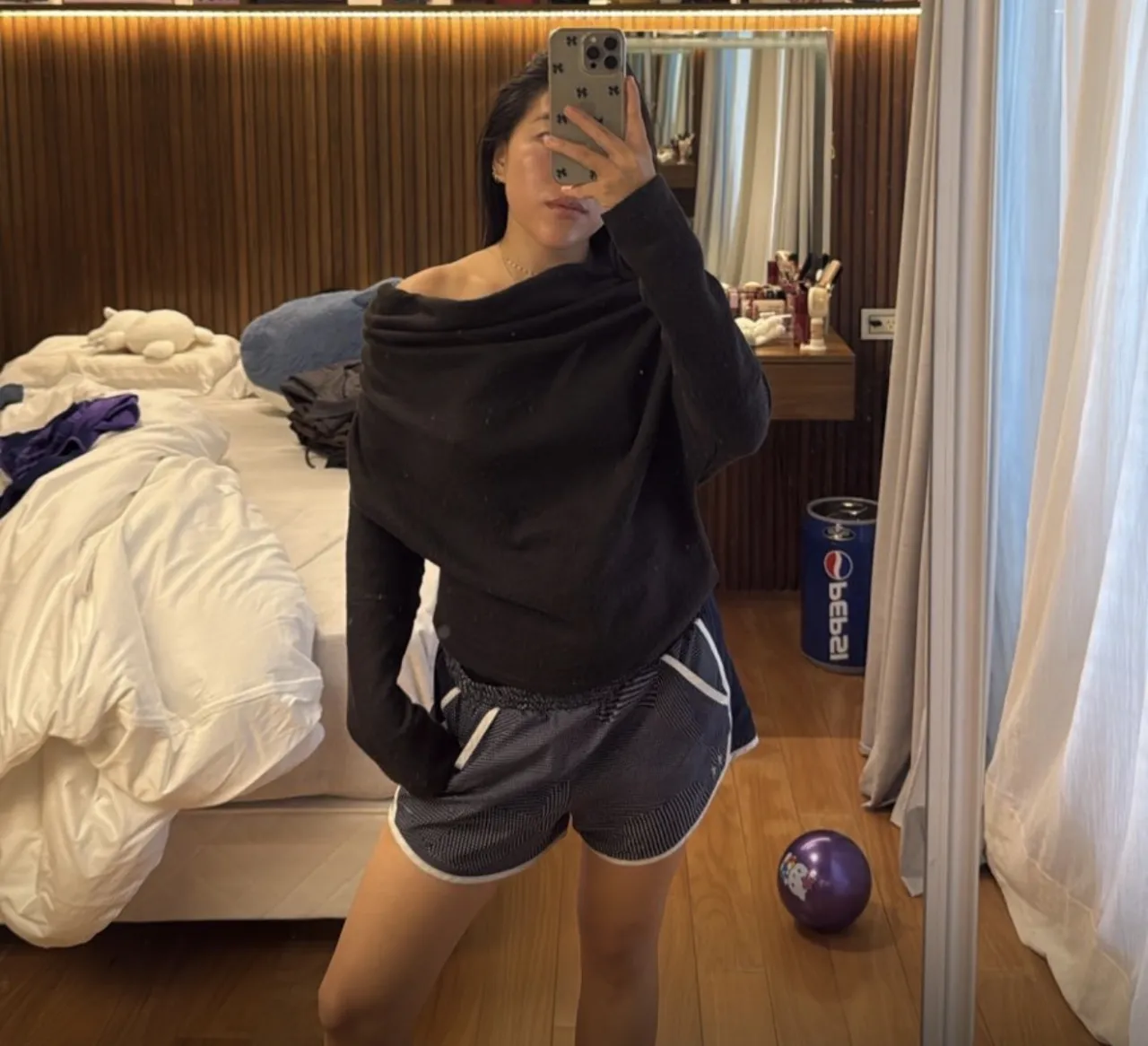 Sweater negro con cuello asimétrico y mangas largas. Se puede usar con el cuello caído sobre los hombros. Me queda color crema oscura