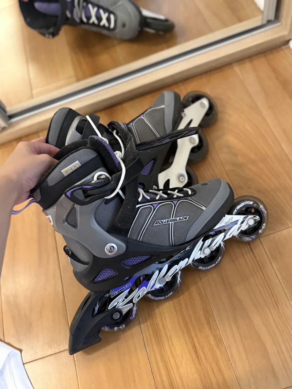 Patines en línea Rollerblade grises con detalles en violeta. Cierre con cordones y velcro.