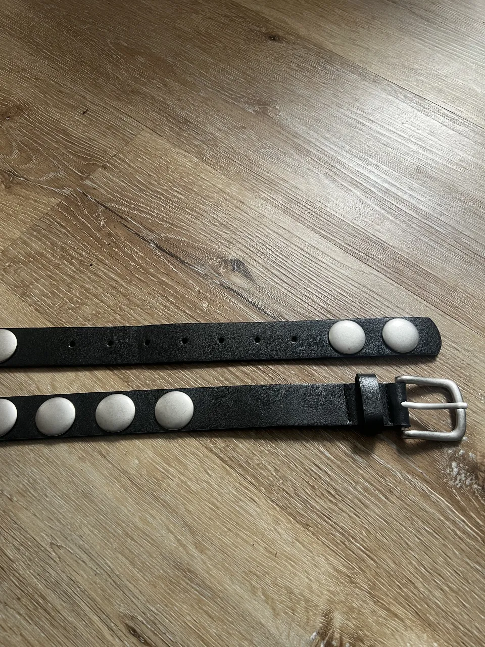 Cinturón Negro de Cuerina con Tachas Plateadas Redondas. Hebilla Metalica  Plateada. Ideal para darle un toque rockero a tus looks.