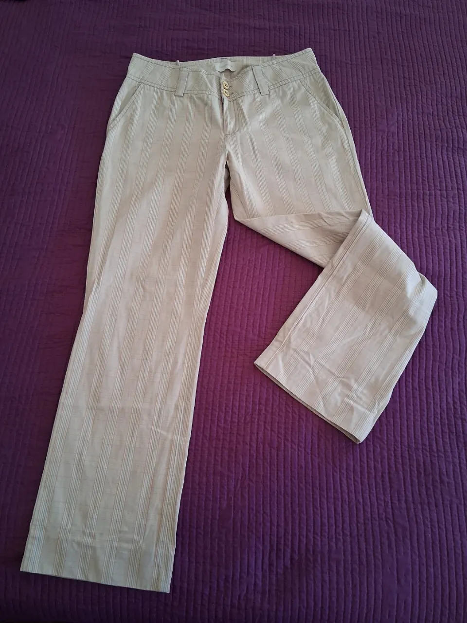 Pantalón de algodón marca Yagmour talle 40. Tela a cuadros. Corte recto y cómodo, ideal para un look casual o de trabajo. Medidas: cintura 38 cm, cadera 48 cm, tiro 25 cm, largo 95 cm. Tiene bolsillos delante y detrás.