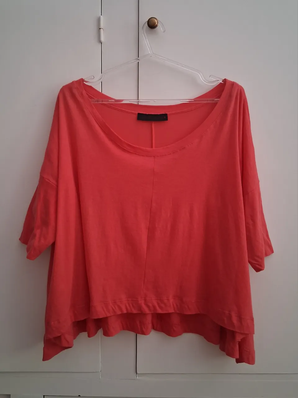 Remeron manga corta de color coral vibrante, con un corte holgado. Marca Allo Martinez. Talle 44. Es bien ancha, para usar suelta. Mide 55 cm de largo.