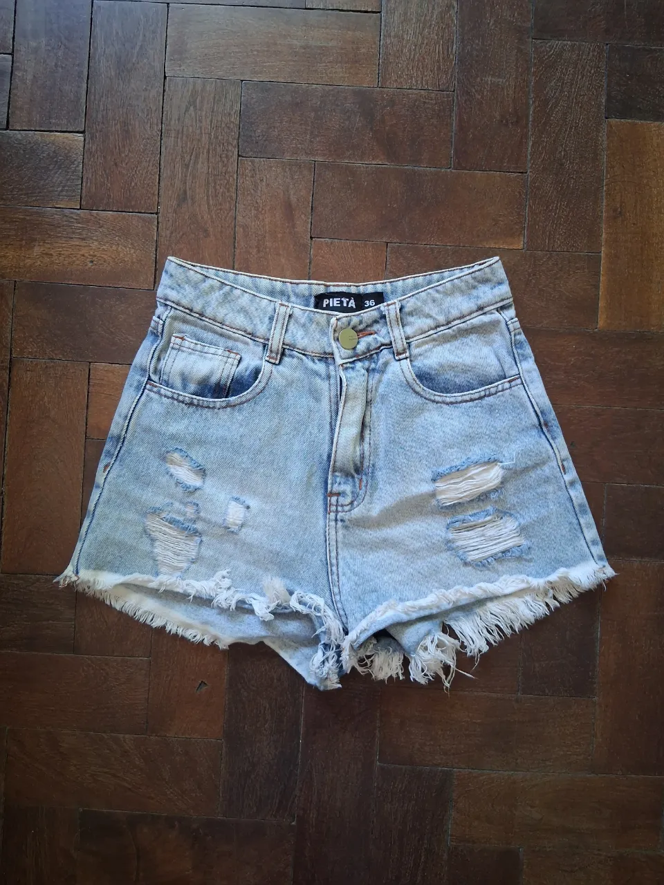 Short de jean tiro alto con roturas y detalles desflecados en el ruedo. Un clásico para el verano, perfecto para un look casual y canchero. Marca Pieta. Talle 36. Medidas: cintura 33 cm, cadera 46 cm, tiro 30 cm, largo 33 cm.
...
Comprando dos o más prendas, agrego otra prenda o accesorio de regalo!