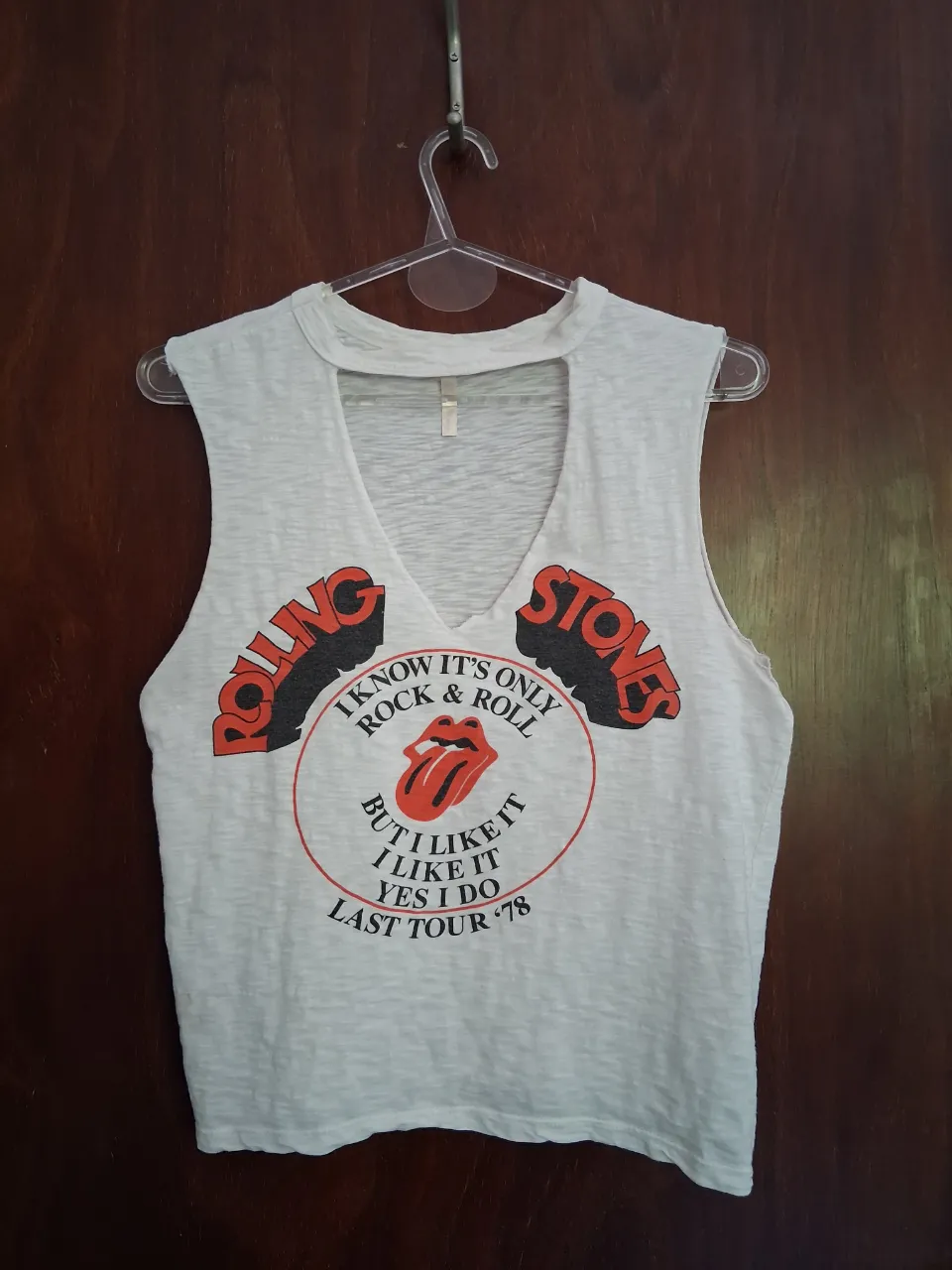 Musculosa blanca con estampa de The Rolling Stones. Tiene un corte en el escote en V. Ideal para un look rocker y casual. Marca Le Utthe. Talle S. Medidas: axila a axila 45 cm, largo 53 cm.
...
Comprando dos o más prendas, agrego otra prenda o accesorio de regalo!