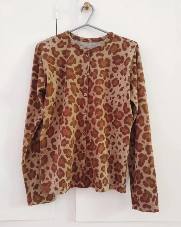 Cardigan animal print, con botones también en animal print. Ideal para un look canchero y moderno. Talle S/M. Medidas: axila a axila 48 cm, hombro a hombro 33 cm, largo 57 cm, largo de manga 59 cm. Es un poco elastizado.
...
Comprando dos o más prendas, agrego otra prenda o accesorio de regalo!