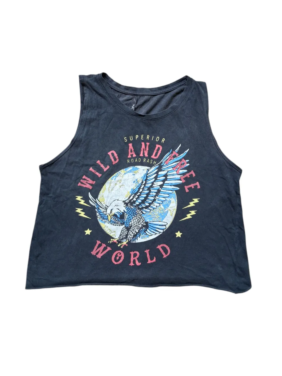 Musculosa negra con estampa. Talle único. Medidas: axila a axila 48 cm, largo 48 cm.