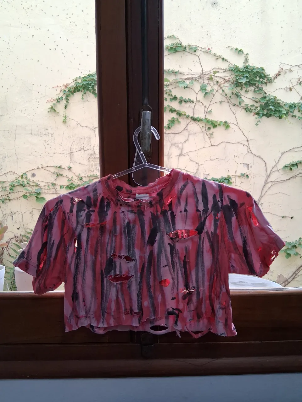 Remera crop top intervenida, con diseño desgarrado y estampa tie-dye en tonos rojos y negros. Ideal para un look rocker o alternativo. Talle S. Medidas: axila a axila 42 cm, hombro a hombro 33, largo 32 cm.
...
Comprando dos o más prendas, agrego otra prenda o accesorio de regalo!