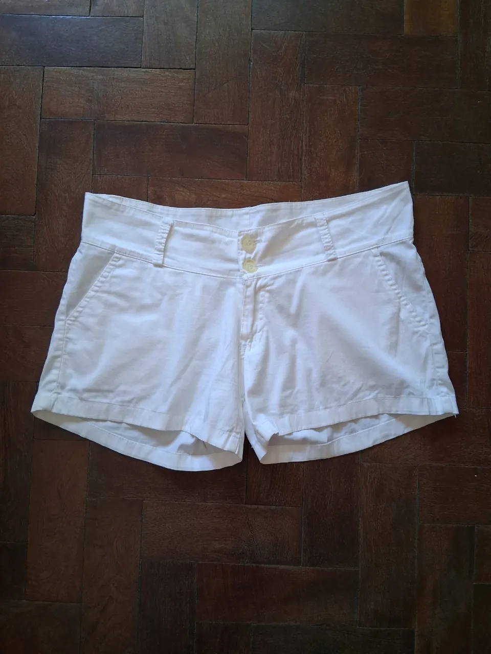 Short blanco de algodón. Tiene bolsillos laterales. Ideal para un look casual y fresco. Talle 3. Medidas: cintura 43 cm, cadera 52 cm, tiro 25 cm, largo 31 cm.
