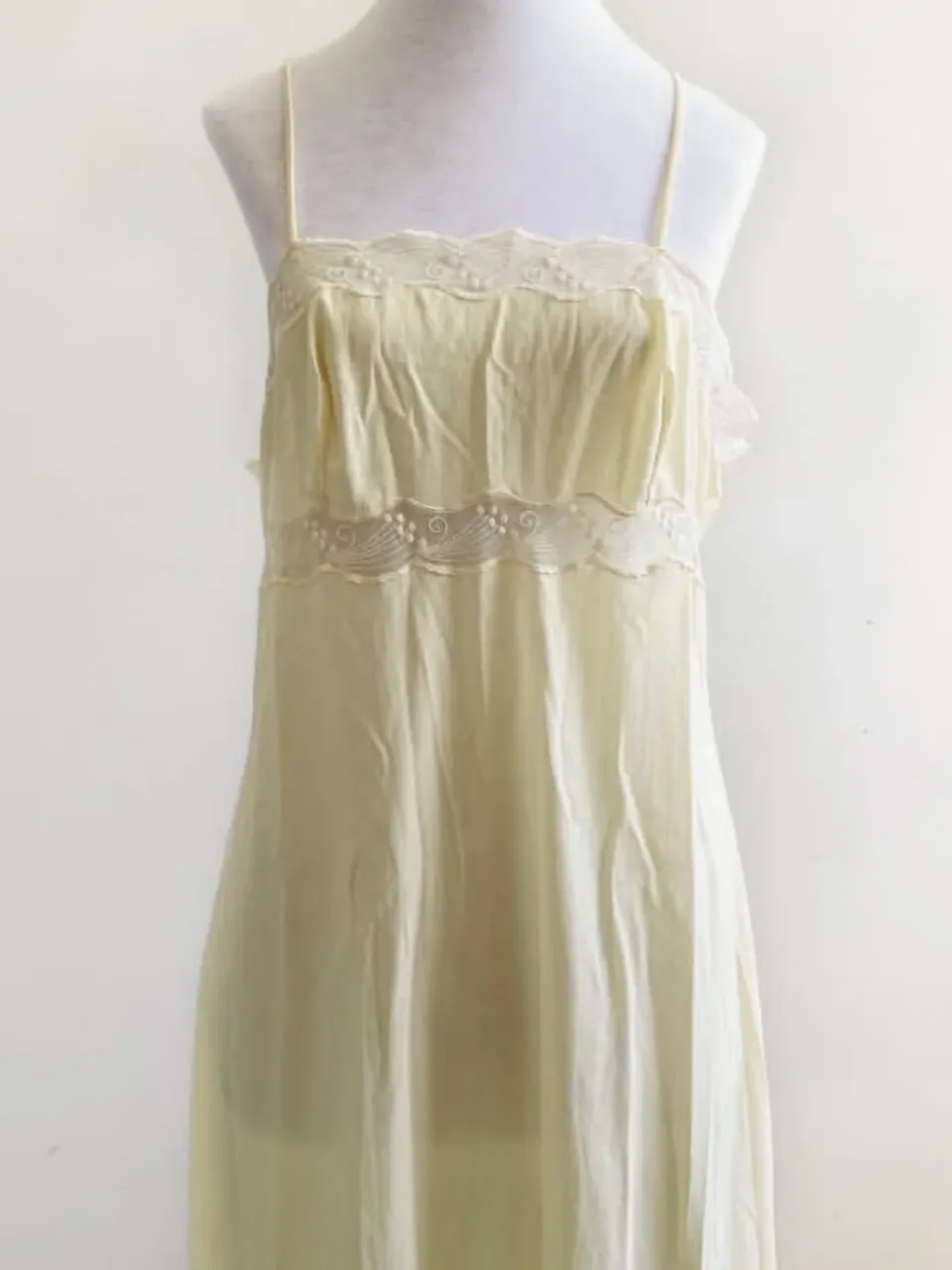 Vestido lencero color crema con detalles de encaje en el escote y en el ruedo. Ideal para un look romántico y delicado. Talle M. Medidas: axila a axila 45 cm, largo 100 cm.
...
Comprando dos o más prendas, agrego otra prenda o accesorio de regalo!