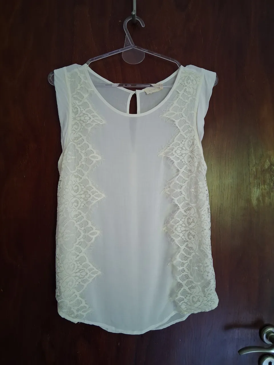 Musculosa blanca con encaje en los laterales. Ideal para un look fresco y delicado. Marca Vitamina. Talle M (40/42). Medidas: axila a axila 46 cm, largo 65 cm.
...
Comprando dos o más prendas, agrego otra prenda o accesorio de regalo!
