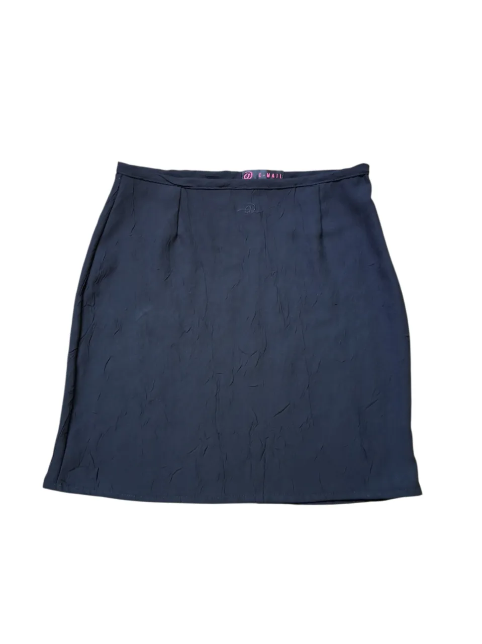 Pollera vintage color negra, tela con textura arrugada. Ideal para un look casual o para salir. Marca E-mail. Talle S. Medidas: cintura 36 cm, ancho abajo 50 cm, largo 45 cm. Con cierre invisible a un costado. Detalle: marca de plancha atrás.
...
Comprando dos o más prendas, agrego otra prenda o accesorio de regalo!