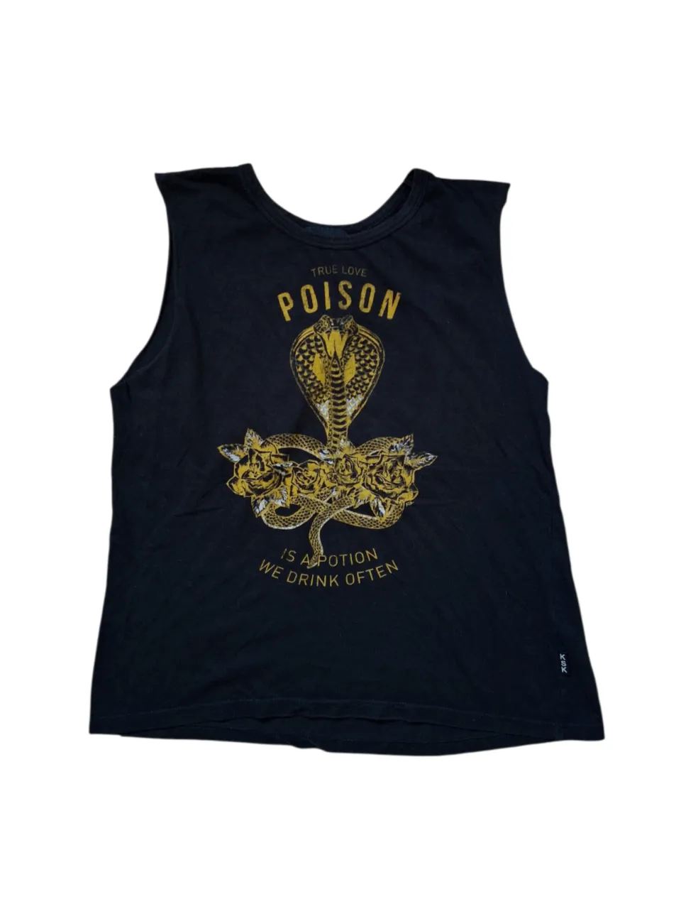 Musculosa negra con estampa de serpiente y rosas en color dorado. La estampa tiene la frase "TRUE LOVE IS A POTION WE DRINK OFTEN". Marca Kosiuko. Talle 38. Medidas: axila a axila 49 cm, largo 56 cm.